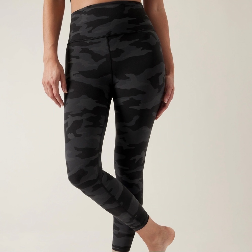 Athleta Elation Camo 7/8 Tight Leggings Size XS